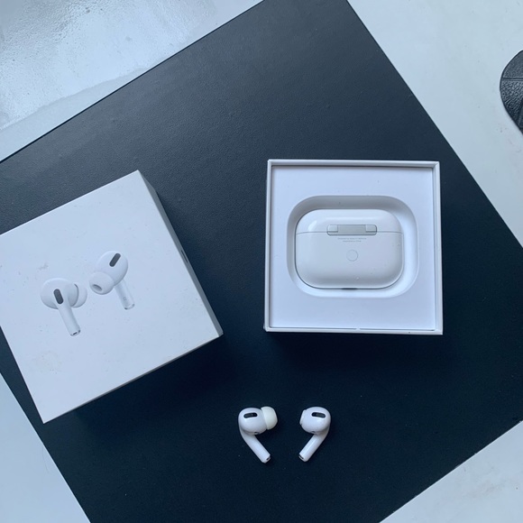 APPLE - AirPods Pro wireless charging case - Picture 11 of 14